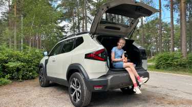 Dacia Duster Journey Hybrid long-term - child in the boot